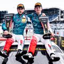 Die Champions Salman Owega und Finn Wiebelhaus mit ihren Trophäen