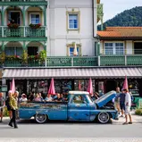 Oldtimer-Fans können das „rollende Museum“ der ADAC Europa Classic 2026 hautnah auf dem US-Car-Festival „Route 66“ in Ruhpolding erleben. (Foto: Ruhpolding Tourismus/Andreas Plenk)