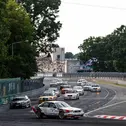 Die DTM Classic wird auch 2024 mit Fahrzeugen aus vier Dekaden das Programm am Norisring bereichern. Hier biegt Altfrid Heger als erster in die erste Kurve ein