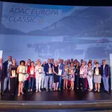 Die glücklichen Sieger der ADAC Europa Classic bei der Preisverleihung.