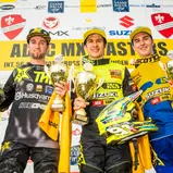 ADAC MX Masters, Holzgerlingen, Siegerehrung, Maximilian Nagl ( Deutschland / Rockstar Energy Husqvarna Factory Racing ), Jeremy Seewer ( Schweiz / Suzuki / Team Suzuki World MX2 ) und Hunter Lawrence ( Australien / Suzuki / Team Suzuki World MX2 )