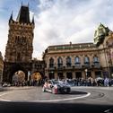 Zahlreiche Fans bejubelten das Defilee der Rallyefahrzeuge durch Prag. Ein Höhepunkt des Prologs der Central European Rally war auch das Come Together bei der Autogrammstunde am Rudolfinum