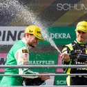 Großer Jubel bei Marco Wittmann über seinen 21. DTM-Sieg