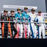 Das Podium: Alexander Fach, Alexander Schwarzer, Tim Zimmermann, Leyton Fourie, Salman Owega, Finn Wiebelhaus, Nico Hantke und Denis Bulatov (v.l.)