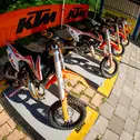 Die Motorräder werden von KTM zur Verfügung gestellt