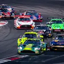 Nicki Thiim startet in einem grünen Aston Martin Vantage GT3