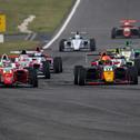 Alle Rennfahrzeuge der ADAC Formel 4 sind mit RAVENOL Produkten ausgerüstet