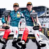 Die Champions Salman Owega und Finn Wiebelhaus mit ihren Trophäen