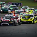 Der Porsche von AVIA W&S Motorsport gewann das letzte Saisonrennen 2025
