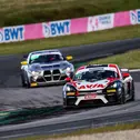 Titelduell zwischen dem Porsche von Zulauf/Knopp (vorne) und dem BMW von Schrey/Piana