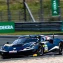 Jack Aitken steht im Ferrari 296 GT3 neben René Rast in der ersten Startreihe
