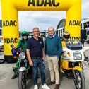 Zielankunft bei der ADAC Youngtimer Tour Bodensee: Projektleiter der Klassikwelt Bodensee Roland Bosch (Zweiter von links) und ADAC Tourismuspräsident Karlheinz Jungbeck (Zweiter von rechts) zusammen mit der Motorradstaffel vom Polizeimuseum StuttgartZiel