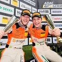 Die Champions der ADAC GT4 Germany 2022: Mike David Ortmann (li.) und Hugo Sasse