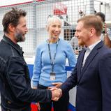 Sachsens Ministerpräsident Michael Kretschmer schüttelt Hollywood-Star Keanu Reeves die Hand