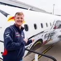 Fabio Scherer vor seinem Ford Mustang GT3 auf der Embraer E190-100LR von German Airways