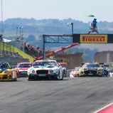 Start: Porsche vor Bentley beim Start