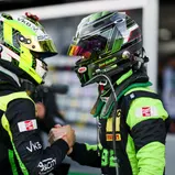Die ersten Glückwünsche erhielt Thomas Preining von Titelrivale Mirko Bortolotti (rechts)