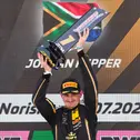 Mit dem Siegerpokal ganz oben auf dem DTM-Podium: Jordan Pepper 