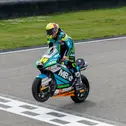 Fermín Aldeguer fährt als Sieger der Moto2-Klasse über die Ziellinie