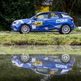 Blütenweiße Weste: Laurent Pellier führt den ADAC Opel e-Rally Cup derzeit souverän an