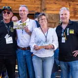 Siegerehrung auf der Messe-Alm (v.l.n.r.): Thomas Pfeiffer (Fahrtleiter), Roman Storz (1. Platz), Melanie Nabert (1. Platz) und Peter Martin (Projektleiter).