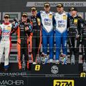 Das Podium: Jonas Karklys, Emil Gjerdrum, Leyton Fourie, Tim Zimmermann, Finn Zulauf, Simon Connor Primm sowie Juliano und Sandro Holzem (v.l.)