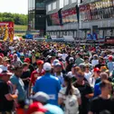 Fans können beim Pitwalk Selfies und Autogramme ihrer DTM-Stars ergattern  