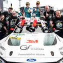 Salman Owega und Finn Wiebelhaus in Feierlaune mit ihrem Team