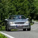 Platz 1 der ADAC Youngtimer Tour Bodensee 2026: Den Gesamtsieg sicherten sich Roman Storz und Melanie Nabert im Mercedes-Benz SLK von 1998.