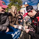 In der WRC gibt es immer wieder Gelegenheiten, den Stars hautnah zu begegnen – so etwa beim Start in Prag, bei der Siegerehrung in Passau oder in den Serviceparks von Klatovy (Donnerstag) und Bad Griesbach (Freitag bis Sonntag