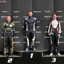 Siegerehrung der Porsche Sprint Challenge Deutschland GT3: Joel Hohmann (links), Sieger Jan Antoszewski (Mitte), Mads K. Ljungberg (links). (Foto: Porsche Sports Cup Deutschland)