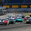 Der BMW M4 GT4 Hofor Racing by Bonk Motorsport führt das Feld der ADAC GT4 Germany an