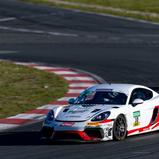 Denny Berndt gibt in Oschersleben in einem von acht Porsche Vollgas