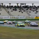 Das Feld der Spezial Tourenwagen Trophy mit Henk Thuis (links) und Oliver Plassmann (rechts) an der Spitze ist bereit für den Start (Foto: STT)
