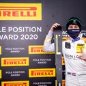 Pole-Setter Steijn Schothorst bekam exklusive Skier von Pirelli