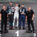 Nikodem Sobczyk (Zweiter von links), Rasmus Vendelbo (Mitte) und Bruno Görtz (Zweiter von rechts) bei der Siegerehrung der Porsche Sprint Challenge Deutschland GT4 (Foto: Porsche Sports Cup Deutschland)