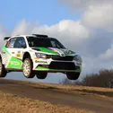 Auf dem Sprung zum Sieg: Fabian Kreim im Skoda Fabia R5