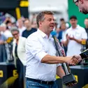 Sven Schulze (Ministerpräsident des Landes Sachsen-Anhalt) überreichte Mirko Bortolotti seinen Pokal