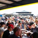 Für viele Fans eines der Highlights: Der Kontakt mit den Fahrern beim „Meet the Drivers"