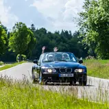 Unter dem Motto „Braukunst, Käse und Fruchtgenuss“ führt die ADAC Youngtimer Tour Bodensee 2026 von der Klassikwelt Bodensee aus auf den schönsten Straßen durch die Region. 