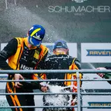 Sieger Christopher Holst und der Drittplatzierte Noah Eichele (beide H&R Das Juniorteam! by ME Motorsport, Sachsenring 2026