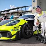 Tim Horrell freut sich über seinen Sieg in der Porsche Sprint Challenge Deutschland GT4 in Oschersleben (Foto: Porsche Sports Cup)
