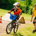 Erste Fahrversuche auf der Strecke mit dem BMX-Fahrrad