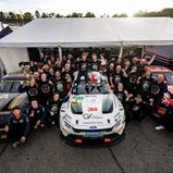 Finn Wiebelhaus und Salman Owega feiern mit ihrem Haupt Racing Team die Meisterschaft