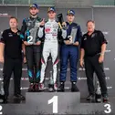 Nikodem Sobczyk (Zweiter von links), Rasmus Vendelbo (Mitte) und Bruno Görtz (Zweiter von rechts) bei der Siegerehrung der Porsche Sprint Challenge Deutschland GT4 (Foto: Porsche Sports Cup Deutschland)