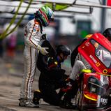 Auch die Boxenstopps und Fahrerwechsel haben bei Valentino Catalano (stehend) und Markus Pommer (klettert aus dem Auto) immer funktioniert