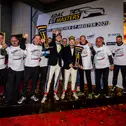 Die Meister feiern mit ihrem Team