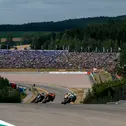 Auf den Tribünen um die Sachsenkurve herrscht traditionell beste Stimmung