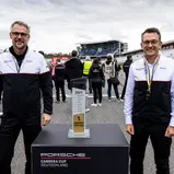Gäste in Hockenheim: Thomas Laudenbach, Leiter Porsche Motorsport, und Alexander Pollich, Vorsitzender der Geschäftsführung der Porsche Deutschland GmbH (v. l., Foto: Porsche)