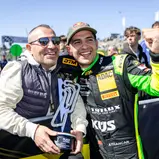 Vater Hakan jubelte mit Sohn Ayhancan Güven über den Sieg in Oschersleben